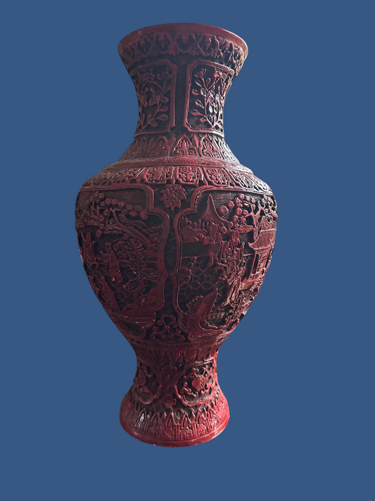 Grote Chinese reliëfvaas in cinnabar-stijl