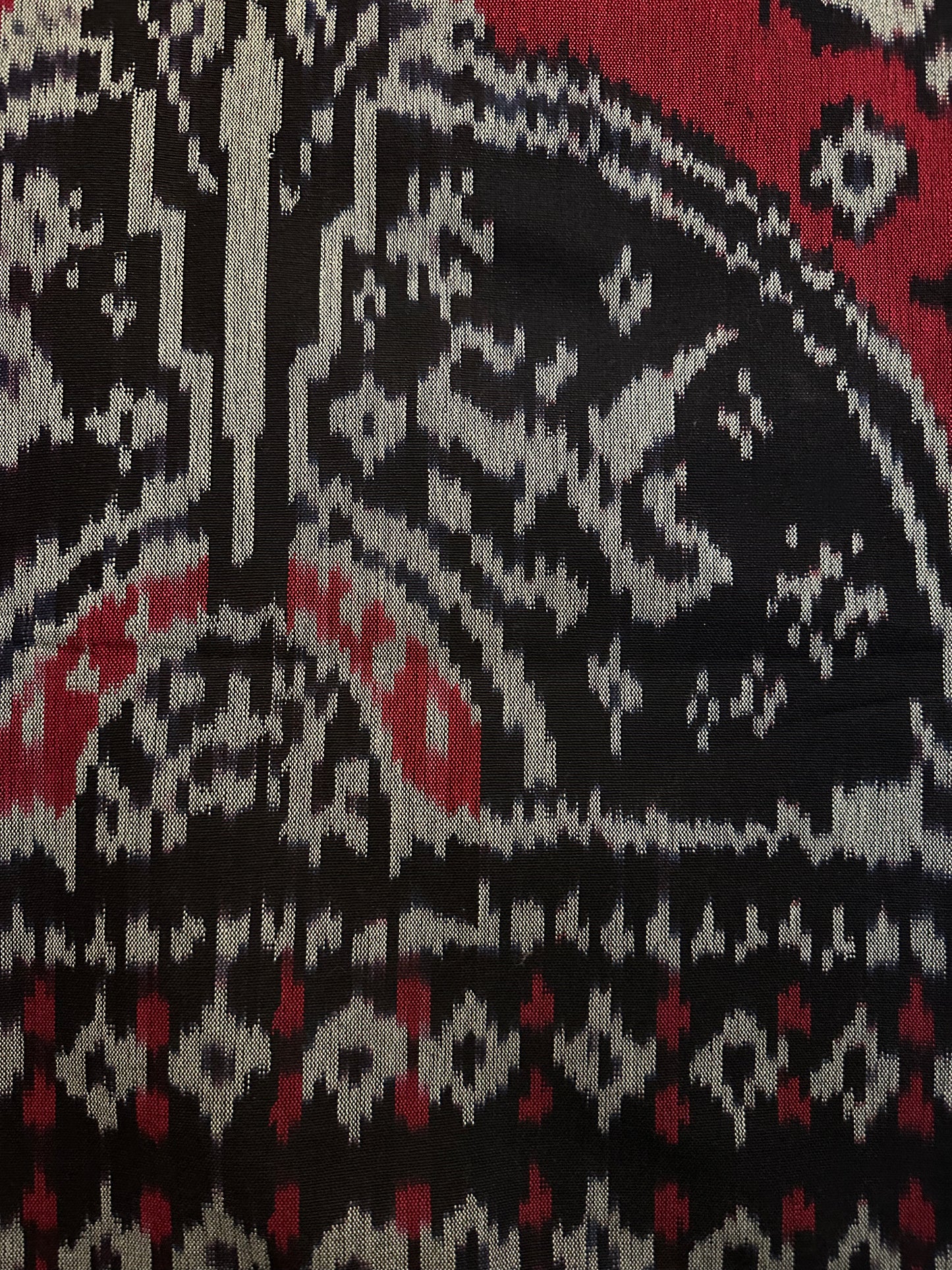 Ikat Woontextiel – Sumba, Indonesië – 240 × 120 cm, Rood Zwart