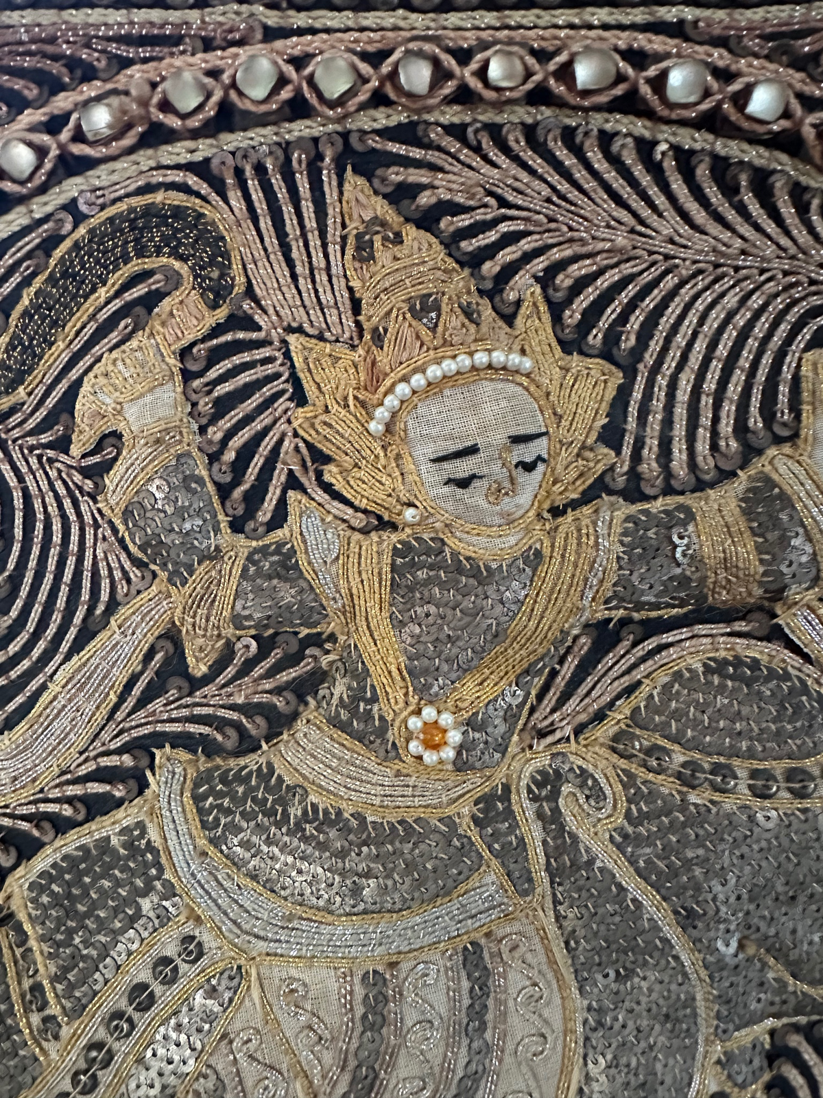 Vintage Kalaga-borduurwerk met olifant uit Myanmar – 51 × 51 cm
