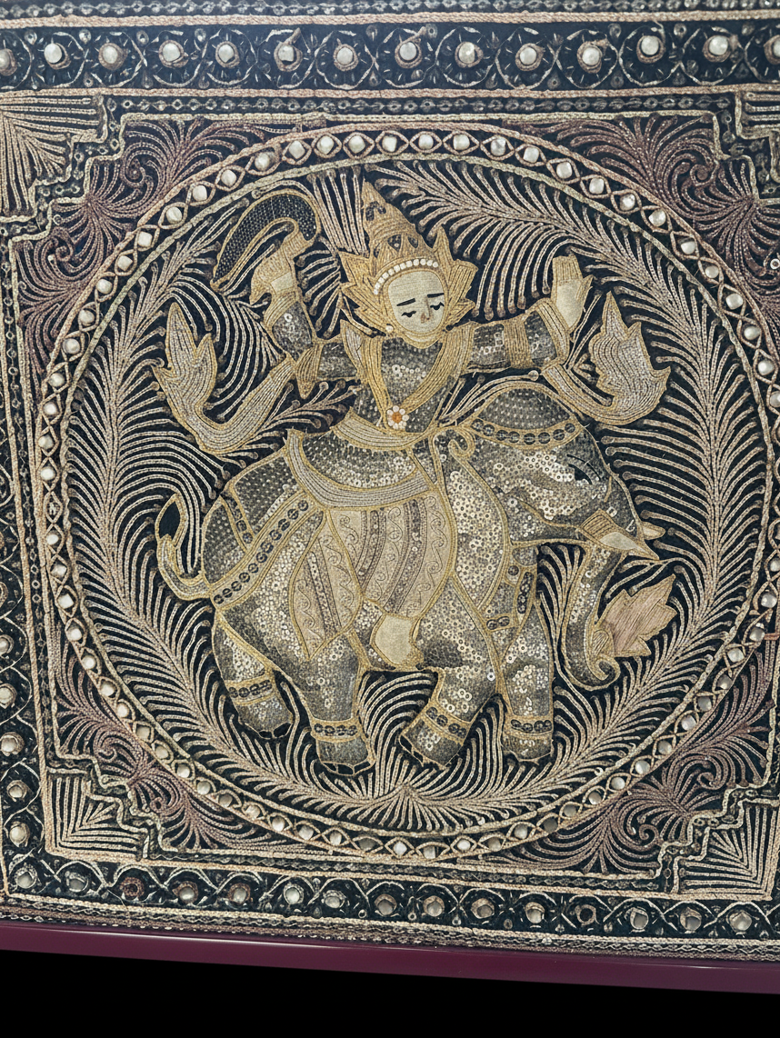 Vintage Kalaga-borduurwerk met olifant uit Myanmar – 51 × 51 cm