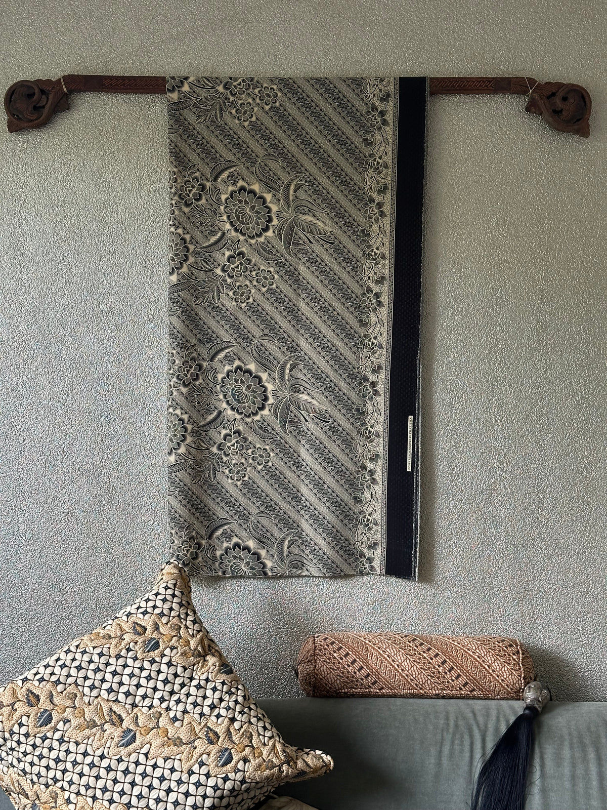 Oude Indonesische Gantung Kain – handbeschilderde houten textielhanger XL