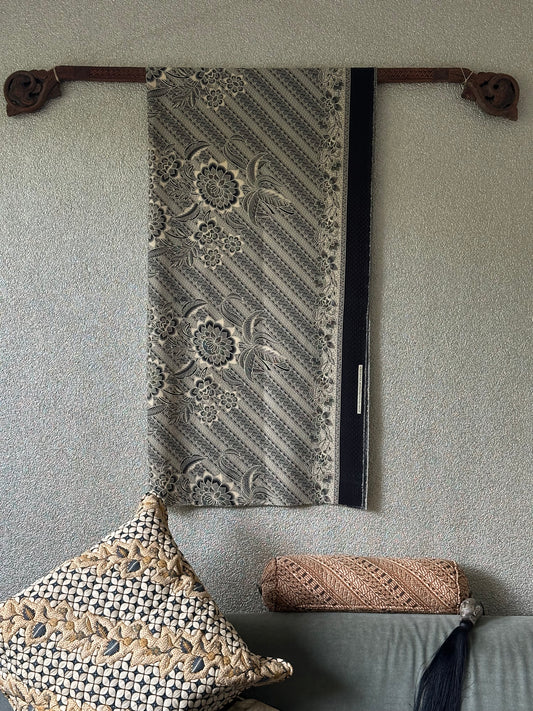 Oude Indonesische Gantung Kain – handbeschilderde houten textielhanger XL