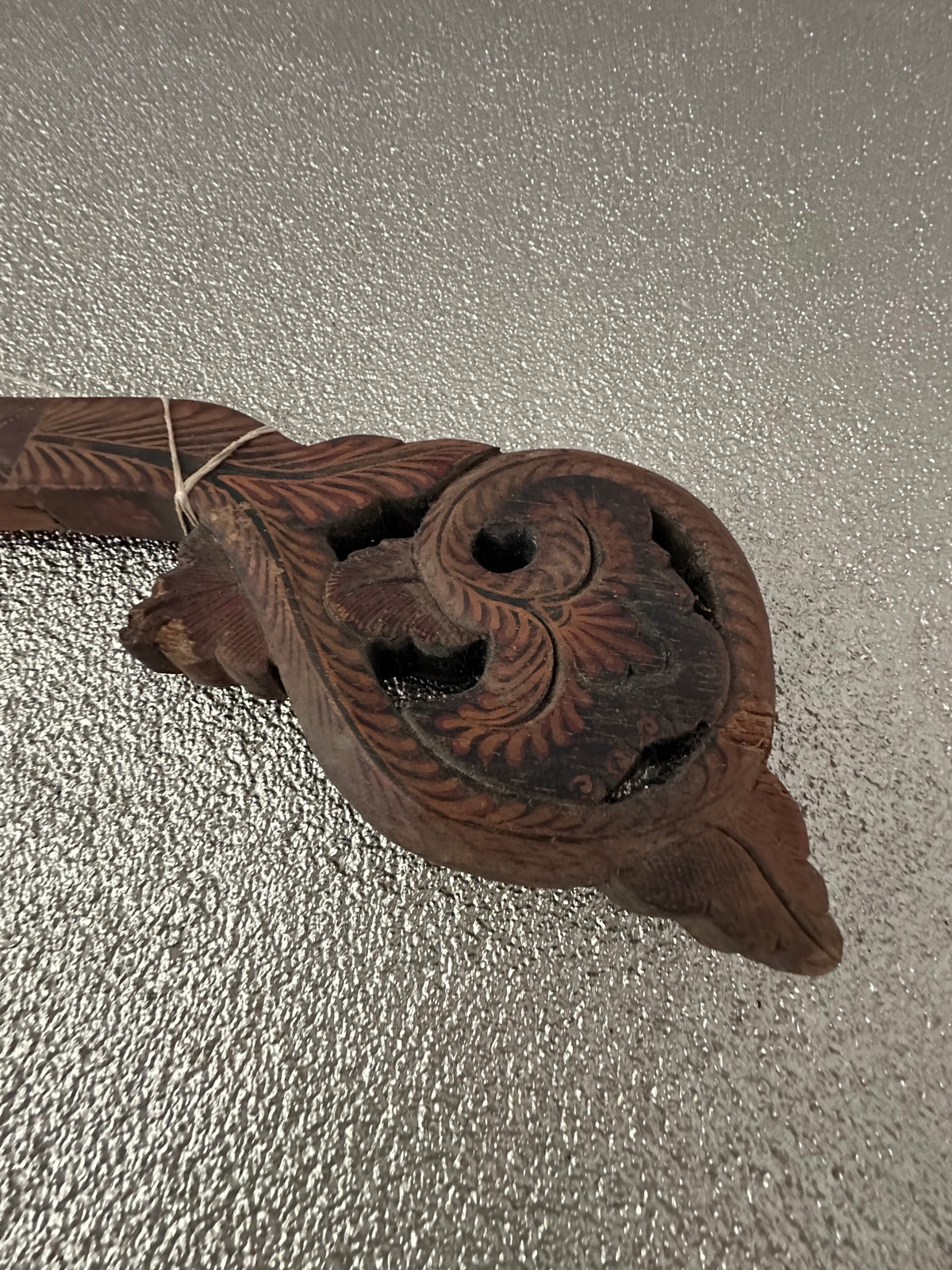 Oude Indonesische Gantung Kain – handbeschilderde houten textielhanger XL