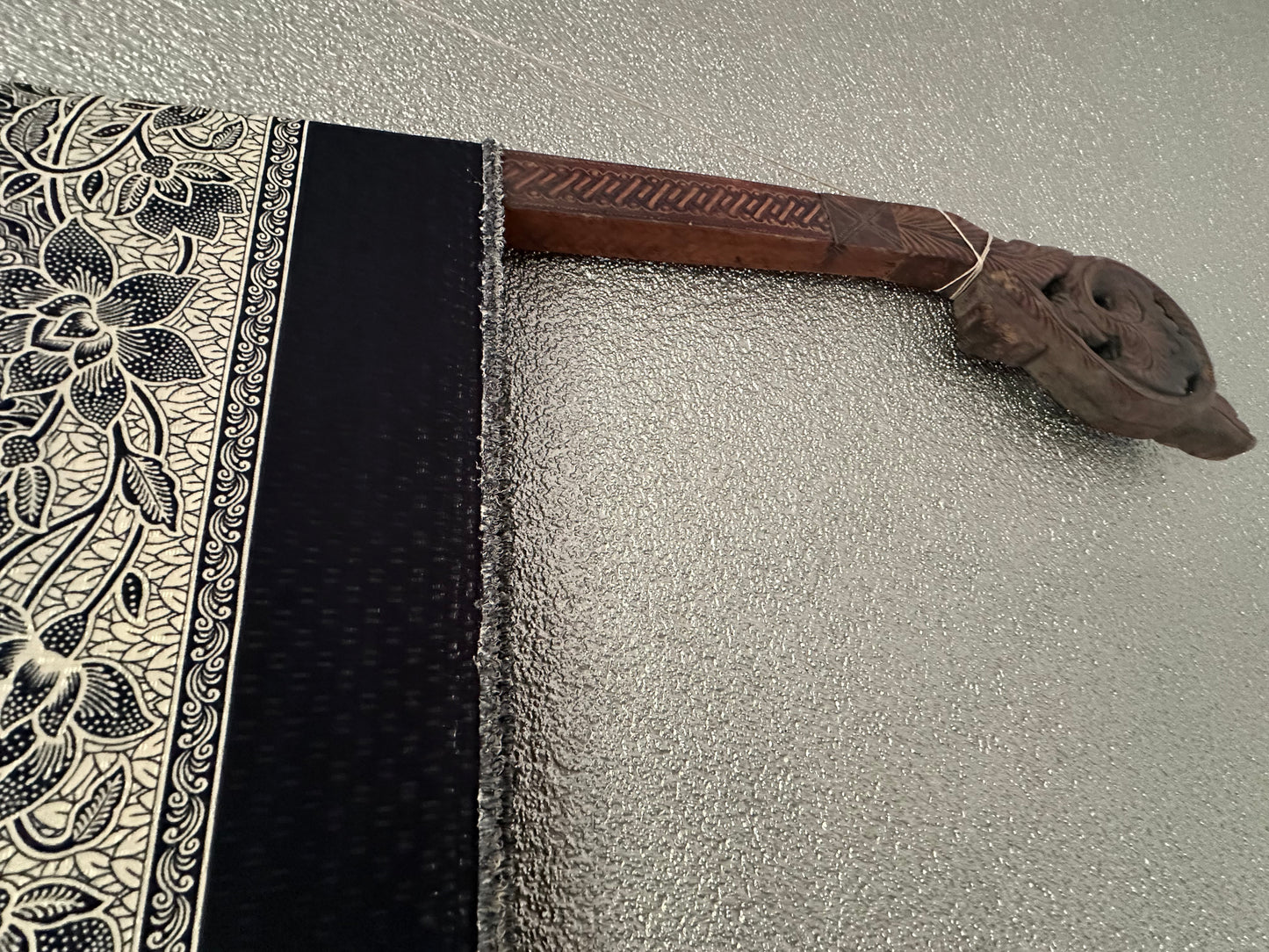 Oude Indonesische Gantung Kain – handbeschilderde houten textielhanger XL
