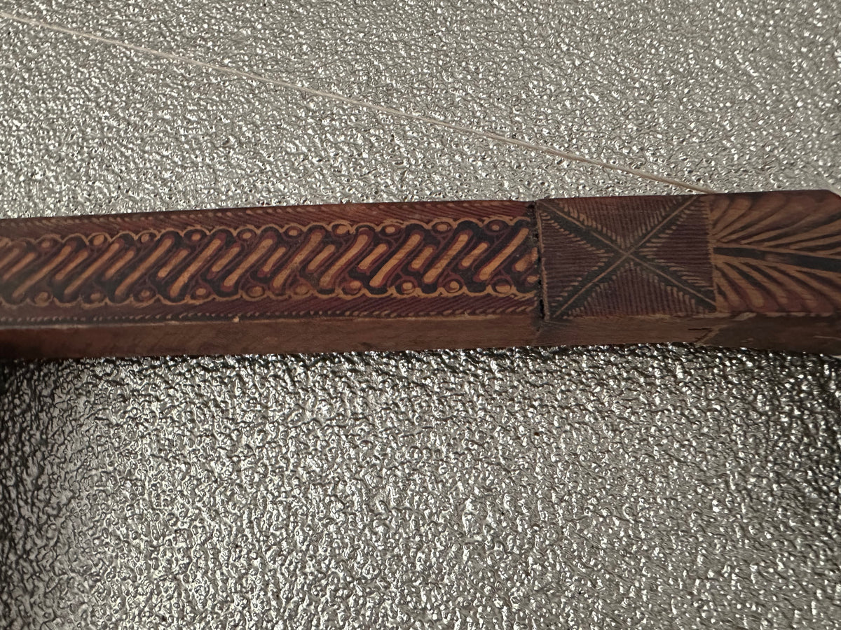 Oude Indonesische Gantung Kain – handbeschilderde houten textielhanger XL