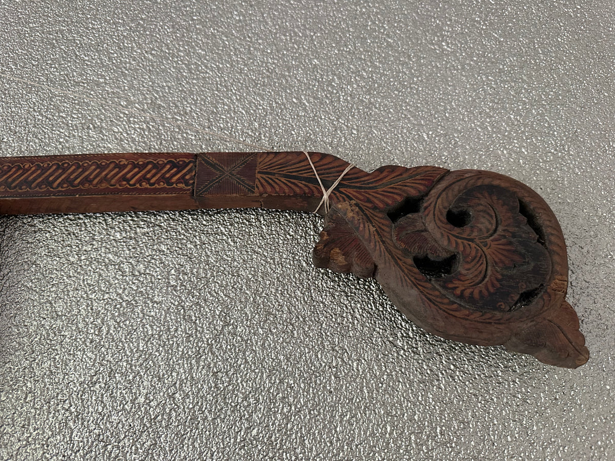 Oude Indonesische Gantung Kain – handbeschilderde houten textielhanger XL