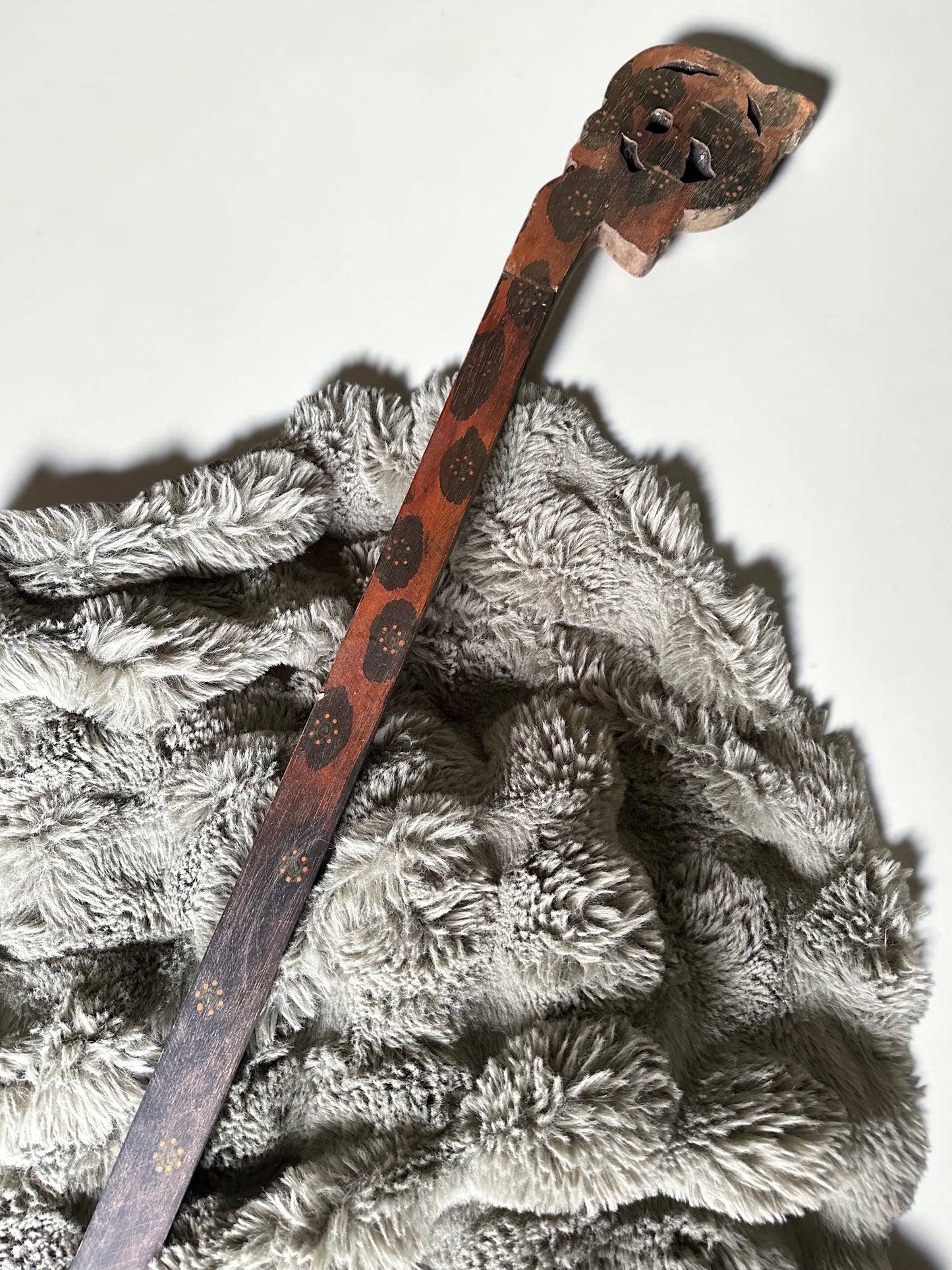Oude Indonesische Gantung Kain – handbeschilderde houten textielhanger XL