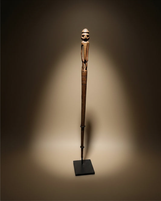 Decoratieve haarspeld op metalen presentatiestandaard - Indonesië