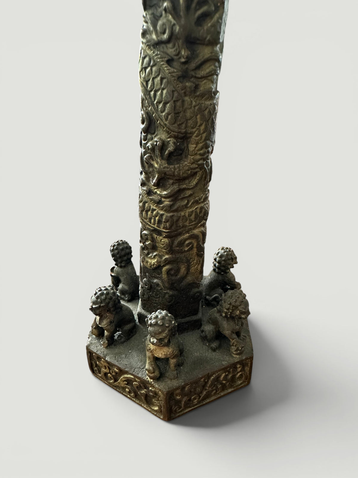 Klassieke Bronzen Huabiao Zuil met Draak & Beschermleeuwen (27 cm)