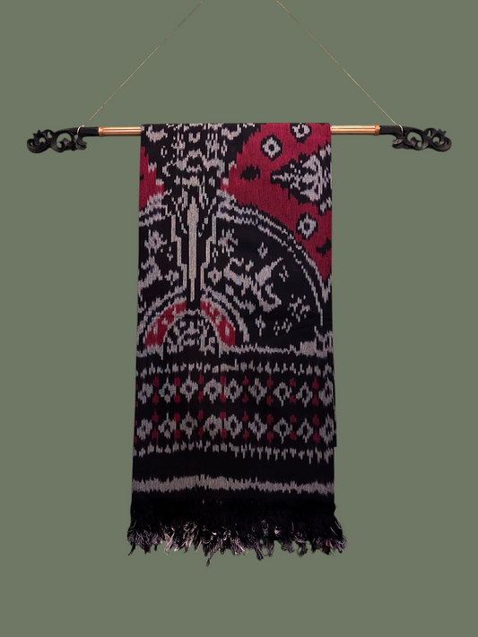 Ikat Woontextiel – Sumba, Indonesië – 240 × 120 cm, Rood Zwart