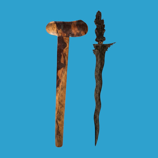 Balinese keris met pamorkling en gebeeldhouwd houten heft