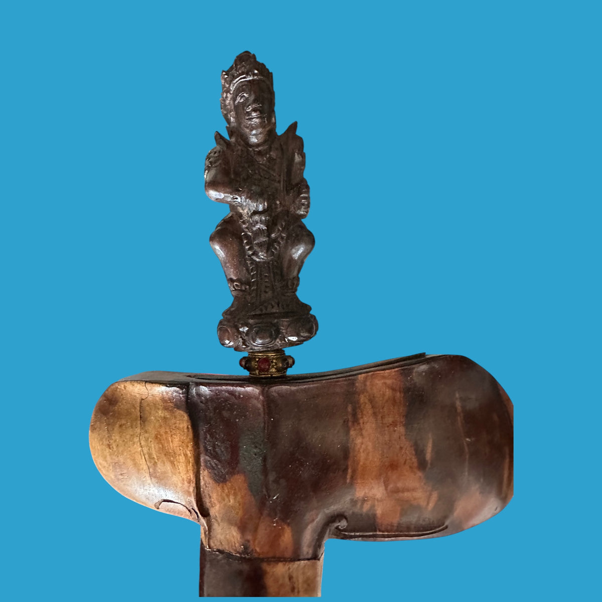 Balinese keris met pamorkling en gebeeldhouwd houten heft